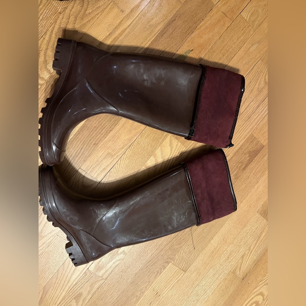 Pre-Owned Tommy Hilfiger burgundy boots.